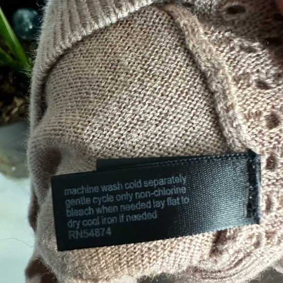 The Limited Merino Wool Blend, Light, tan mauve, V-Neck Sweater.  Size S - Picture 9 of 10